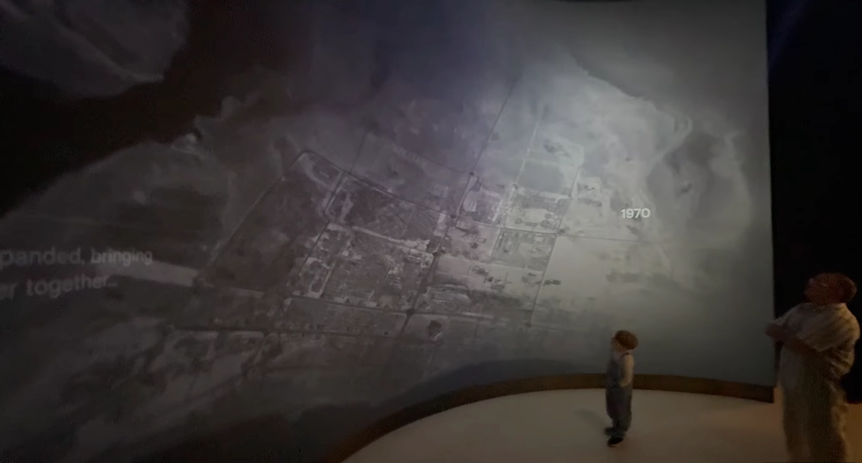 Front Projection on curve screen